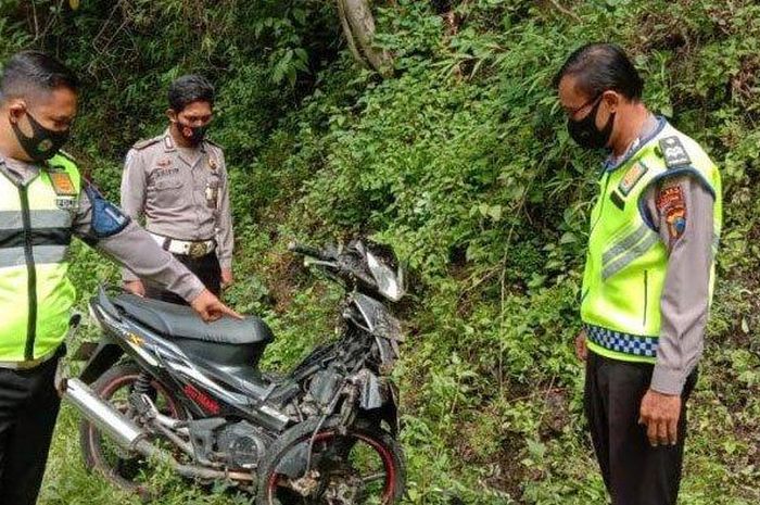 Honda Supra X ringsek setelah keluar jalur di tikungan, jatuh ke jurang dan menghantam tebing