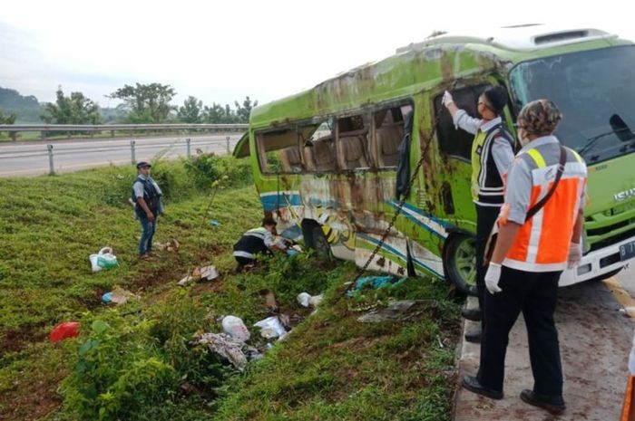 Isuzu Elf terguling lalu terseret di ruas tol Cipali KM 107.800 arah Jakarta hingga empat penumpang tewas