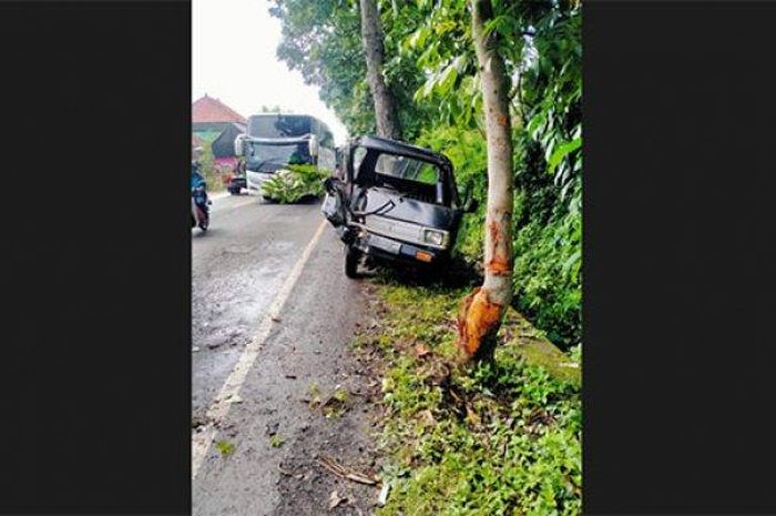 Suzuki Carry terpotong separuh, kabin hancur terjang pohon di jalan raya Denpasar-Gilimanuk, Banyubiru, Negara, Bali