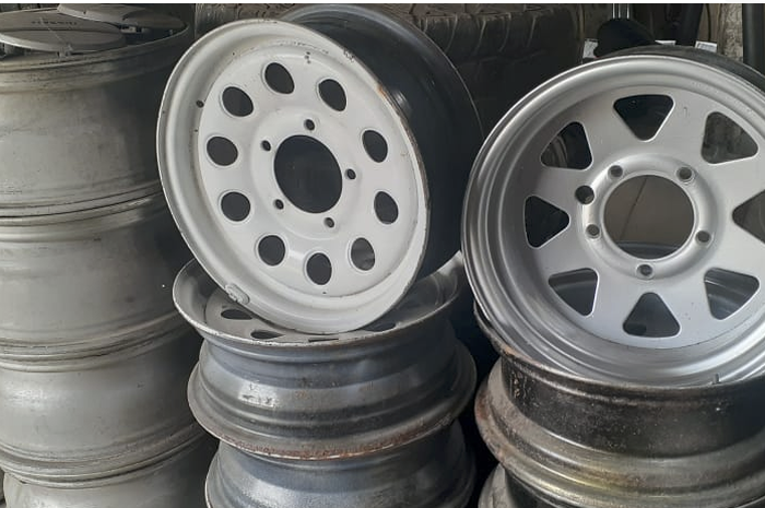 Mau modif mobil oem looks bergaya oem looks atau retro? Bengkel satu ini simpan banyak koleksi part lawas nih.