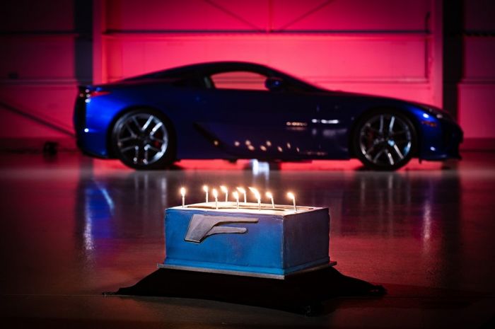 Cara unik Lexus LFA rayakan ulang tahun yang ke-10, tiup lilin dengan mobil.