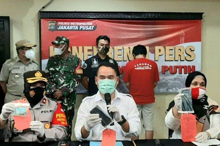 Polisi telah menetapkan tersangka atas kasus prostitusi di Apartemen Green Pramuka, Jakarta Pusat, pada Senin (11/1/2021).  