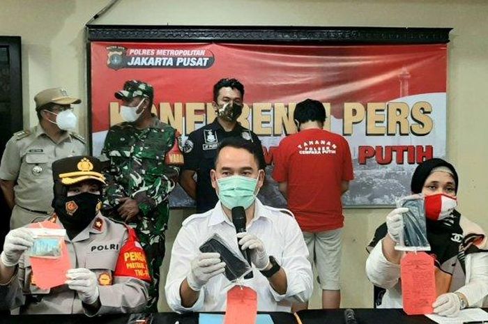 Polisi telah menetapkan tersangka atas kasus prostitusi di Apartemen Green Pramuka, Jakarta Pusat, pada Senin (11/1/2021).  