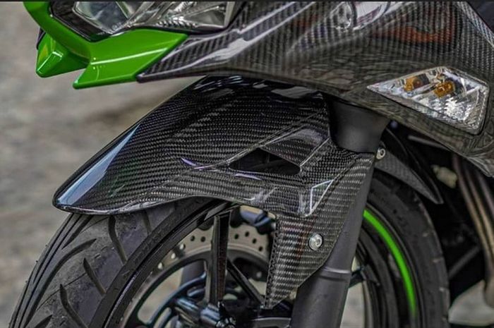 Panel bodi carbon fiber berupa spatbor depan dan fairing Kawasaki Ninja 250