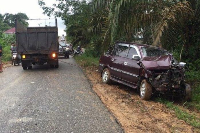 Toyota Kijang Kapsul remuk parah usai lolos tabrak motor tapi nahas hajar truk dan terpental tumbuk pohon sawit di Muara Bulian, Batanghari, Jambi