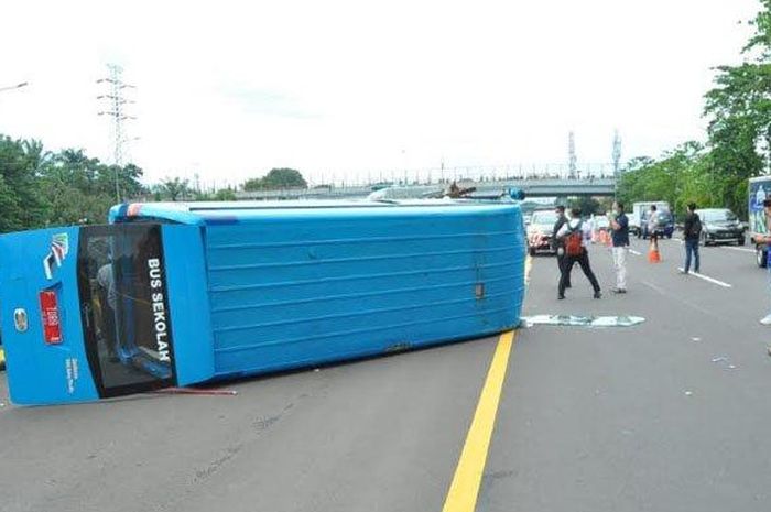 Satu unit minibus dengan nomer polisi F7089A mengalami terguling di ruas tol Jagorawi di area Tol Jagorawi. 