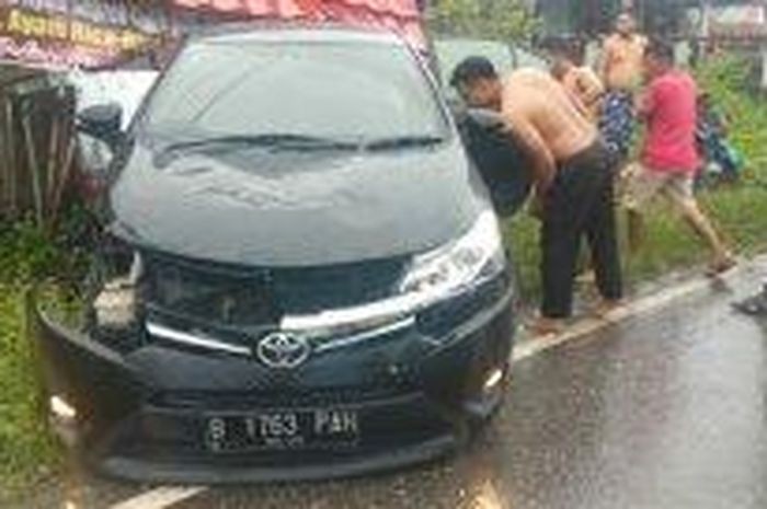 Toyota Vios melintir, kepleset jalan licin lalu tabrak Yamaha Xeon di Jalan Lintas Sumatera, desa Bernai, Sarolangun, Jambi