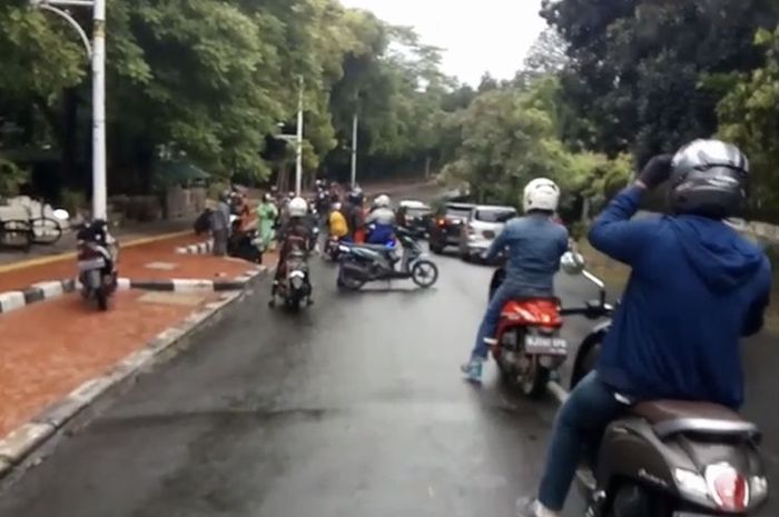 Belasan pemotor jatuh karena ceceran solar 