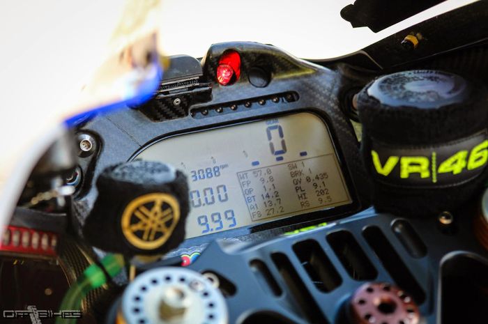 Tabung minyak rem diselubung handuk atau yang bernama reservoir sock punya peran signifikan di motor MotoGP. 