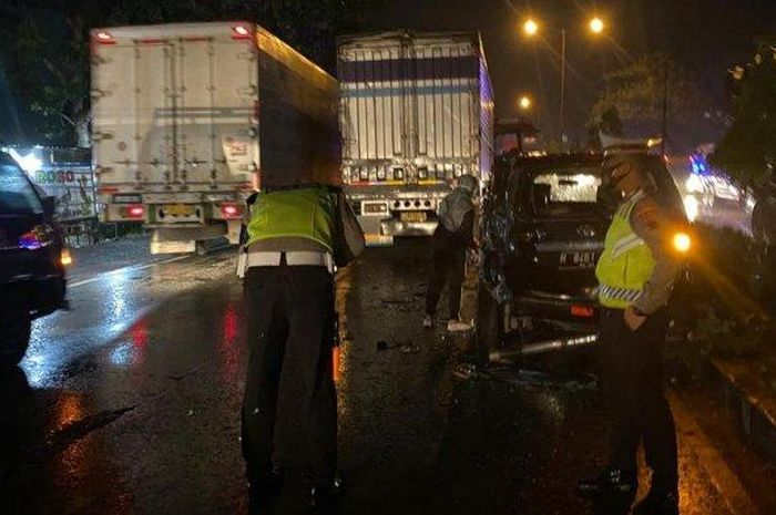 Toyota Avanza remuk bodi kiri disambar truk box, terdorong tumbuk truk tangki dan Mitsubishi L300 di jalur lingkar selatan kabupaten Kudus, Jawa Tengah