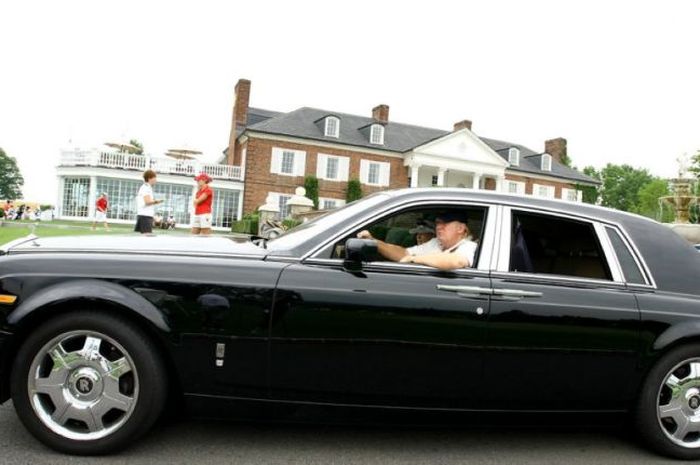 Rolls-Royce Phantom milik Donald Trump dilelang.