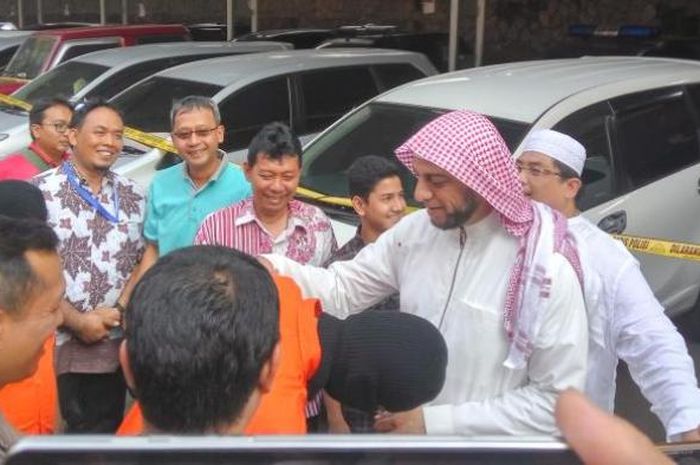 Ketiga pelaku pencuri mobil Toyota Kijang Innova milik Syekh Ali Jaber saat mencium tangan dan meminta maaf
