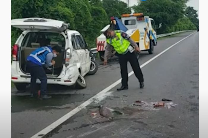 Daihatsu Xenia terjang pembatas jalan tol dalam kota Semarang, (13/1/21)