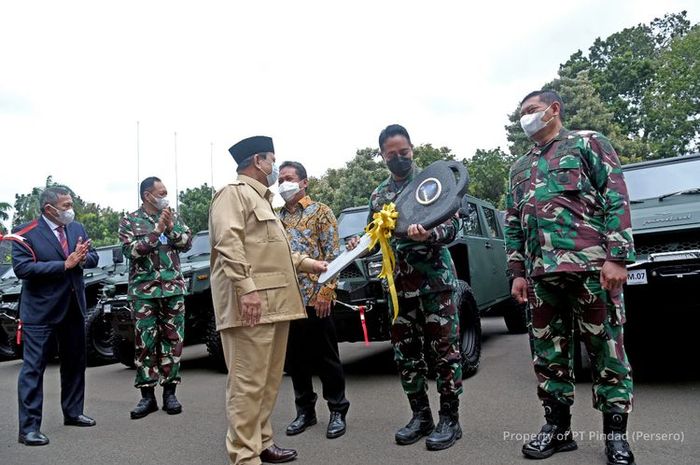 ilustrasi penyerahan Maung Pindad ke TNI AD oleh Menteri Pertahanan, Prabowo Subianto