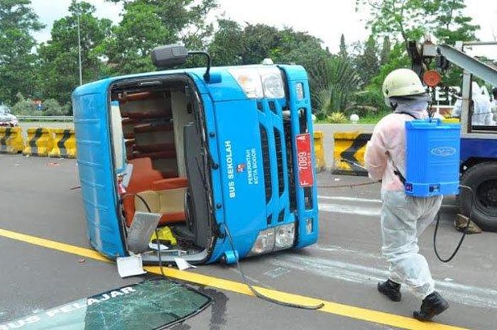 Isuzu Elf NLR 55 pengangkut pasien Covid-19 terguling di tol Jagorawi