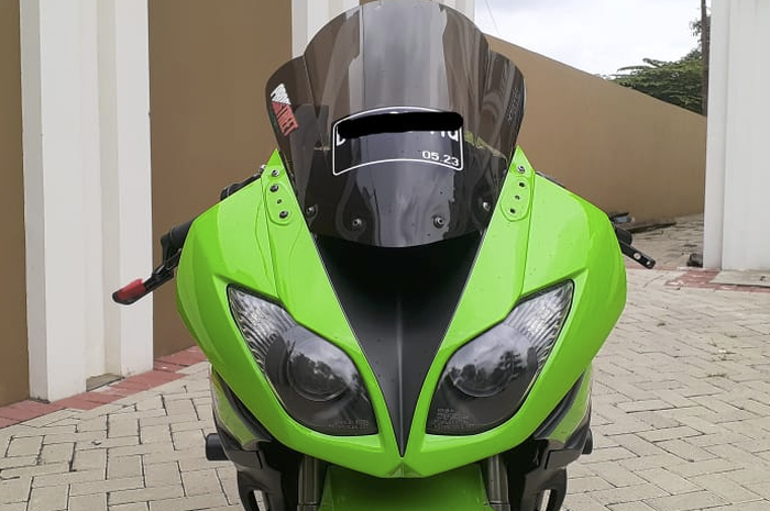 Kokpit moge Kawasaki ini kece berlabul berbagai part racing hedon.  