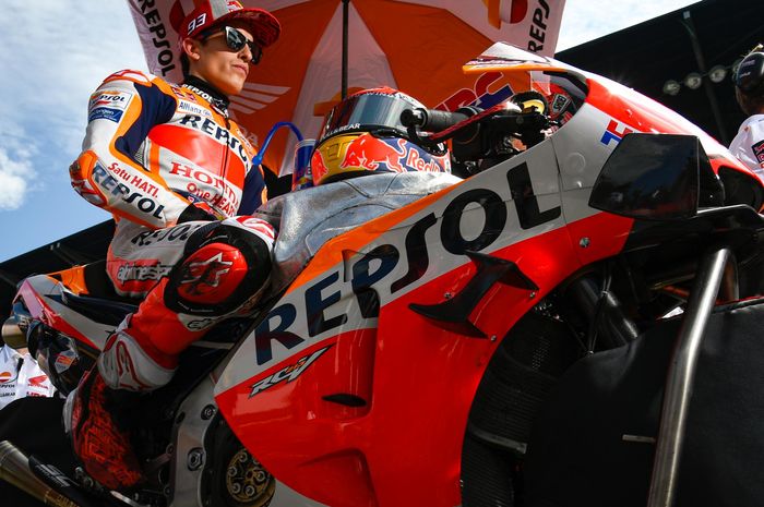 Tangki motor MotoGP selalu ditutupi alumunium foil di grid start ketika pentas di cuaca panas terik