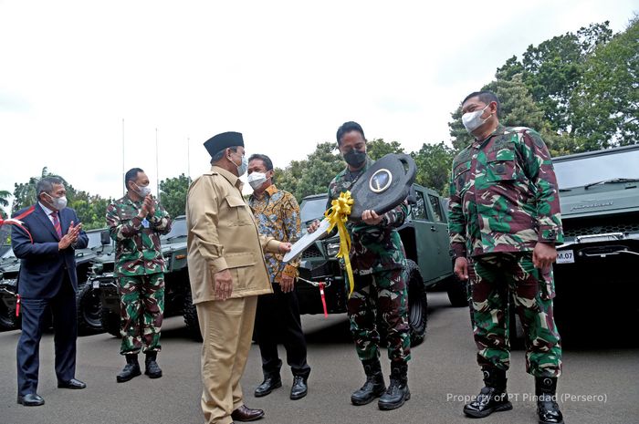 Menhan Prabowo Subianto secara simbolis menyerahkan 40 unit kendaraan taktis (rantis) Maung buatan PT. Pindad (Persero) ke TNI