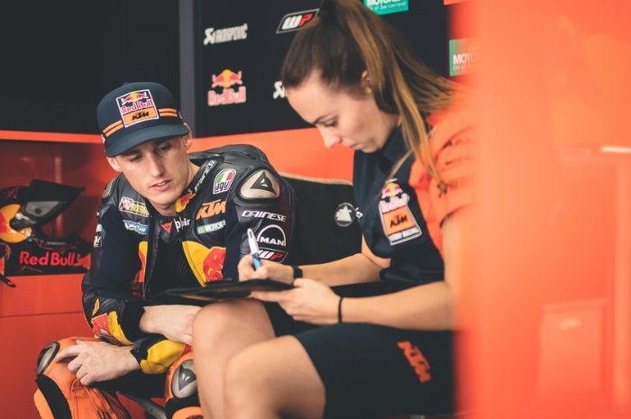 Jenny Anderson bersama dengan Pol Espargaro di KTM.
