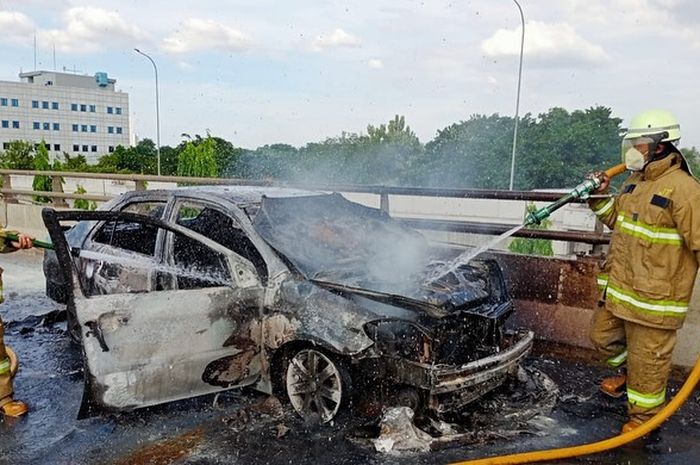 Toyota Vios terbakar di KM 1,400 Tol Jatinegara pada Sabtu (16/1/2021). Kenali jenis kebaran yang bisa terjadi pada mobil.