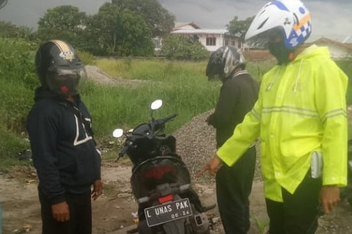 gara-gara pakai pelat nomor bertuliskan 'lunas pak' pengendara Honda Vario ini ditilang polisi