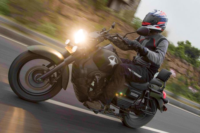 Riding position UM Renegade Commando sangat kental nuansa cruiser Amerika Serikat