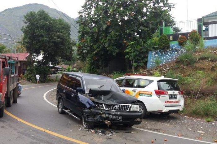 Toyota Kijang Innova LazisMu dan Kijang Kapsul saling tampar di Cakke, Anggeraja, Enrekang, Sulawesi Selatan