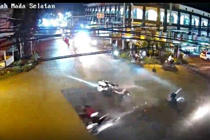 Detik-detik kejadian dua motor yang berboncengan adu tubruk di perempatan jalan