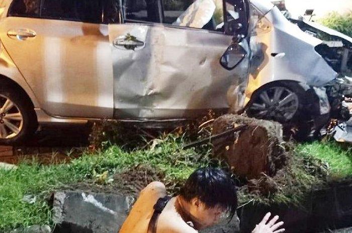 Toyota Yaris babak belur menghantam tiang lampu merah