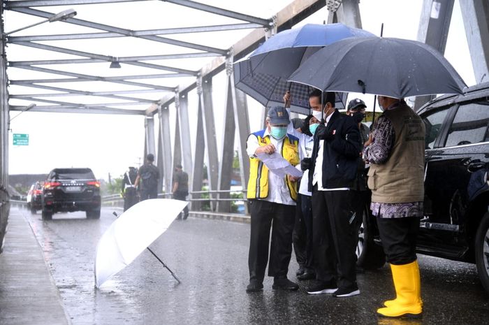 Presiden Joko Widodo saat melakukan peninjauan di Jembatan Pakauman, Senin (18/01/2021).