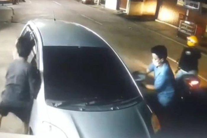 Rekaman CCTV tiga remaja petik spion Toyota Yaris yang baru parkir 10 menit di Jl Kelapa Sawit Raya, Duren Sawit, Jakarta Timur