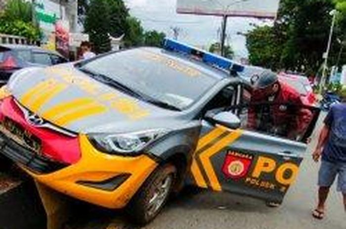 Hyundai Elantra nyangkut pembatas jalan di Rantepao, Toraja Utara