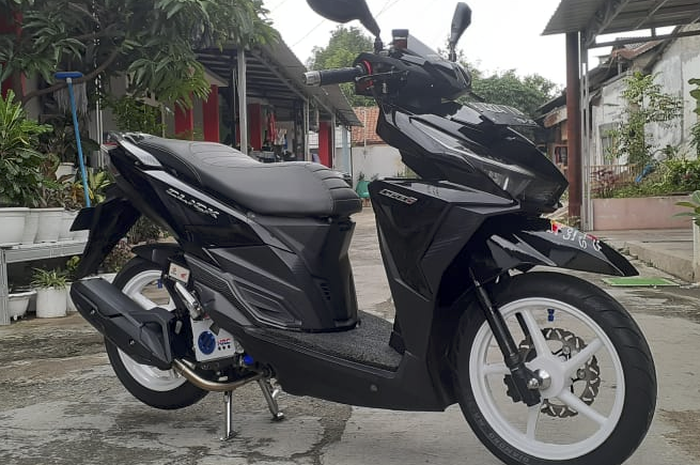 Honda Vario 150 kinclong kena repaint spesial black, part kece lain ikut mendukung.
