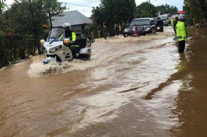 Rombongan Presiden Jokowi menerjang banjir di Kalimantan Selatan, Senin (18/1/2021). 