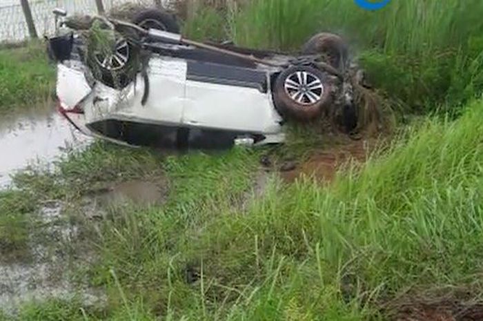 Honda CR-V terbalik usai terbang akibat terpelanting ketika melaju kecepatan 120 km/jam di ruas tol Pemalang-Batang, Pekalongan