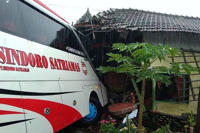 Bus PO Sindoro Satriamas terjang warung dan rumah warga di Magetan, Jawa Timur