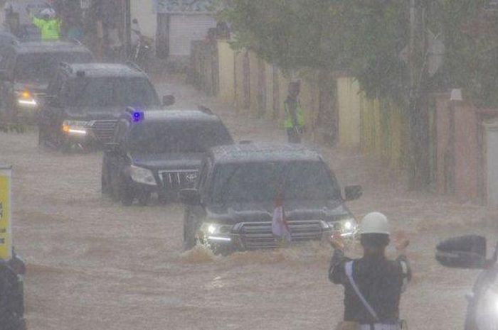 Presiden Joko Widodo yang berada di dalam mobil kepresidenan melintasi banjir di Desa Pekauman Ulu, Kabupaten banjar, Kalimantan Selatan, Senin (18/1/2021). Kunjungan kerja tersebut dalam rangka melihat langsung dampak banjir dan meninjau posko pengungsian korban banjir di Provinsi Kalimantan Selatan