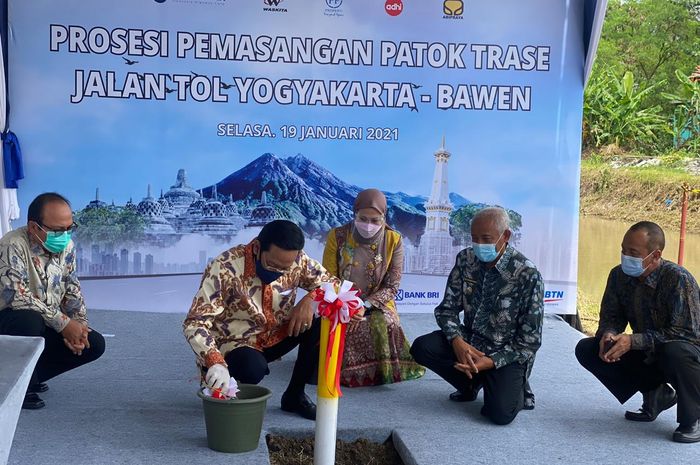Gubernur DIY, Sri Sultan Hamengkubuwono X bersama Bupati Sleman, Sri Purnomo dan sejumlah pihak terkait saat proses pemasangan patok Jalan Tol Yogyakarta-Bawen, Selasa (19/01/2021).