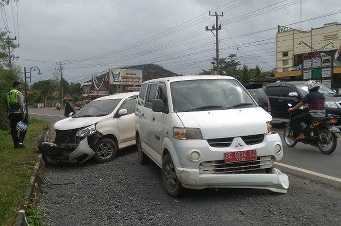 Suzuki APV kena tampar Daihatsu Xenia yang dikemudikan bocah berusia 13 tahun saat keluar dari rumah sakit Ar Royyan, Indralaya, Ogan Ilir
