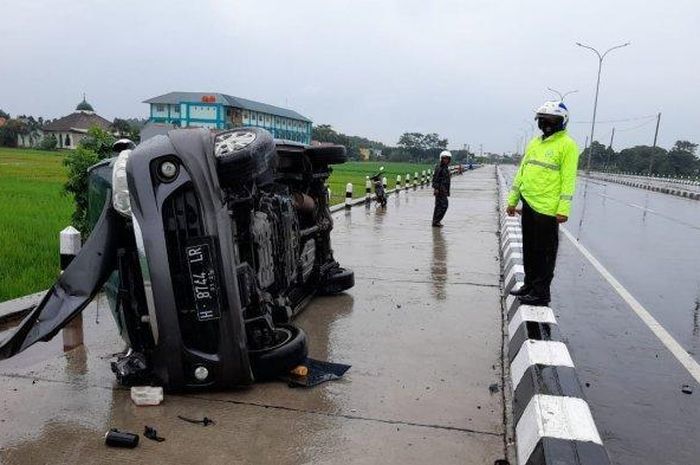 Daihatsu Luxio hilang kendali dan hantam pembatas jalan di exit tol Setono, Kota Pekalongan, Senin (18/01/2021).
