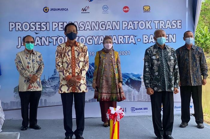 Gubernur DIY, Sri Sultan Hamengkubuwono X bersama pihak-pihak terkait dalam proses pemasangan patok Jalan Tol Yogyakarta-Bawen, Selasa (19/01/2021).