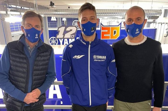 Fabio Quartararo (tengah) saat mengunjungi markas Yamaha Factory Racing bersama Lin Jarvis (kiri) dan Massimo Meregali
