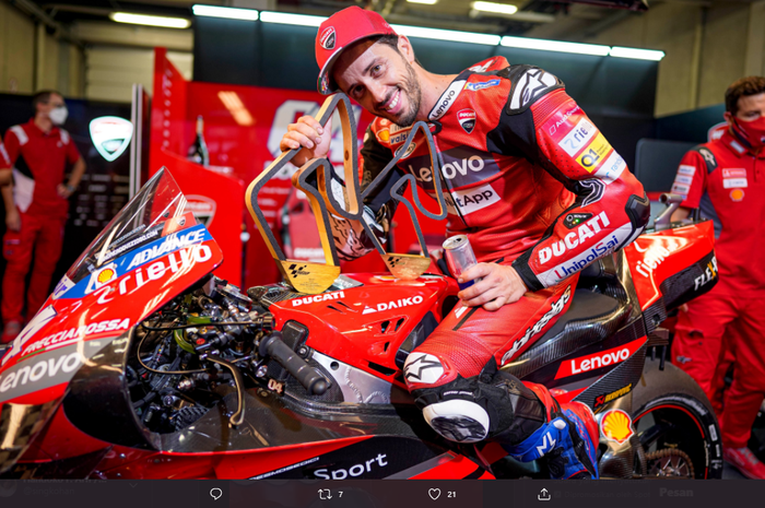 Andrea Dovizioso berpose dengan trofi kemenangan dari seri balap MotoGP Austria 2020.