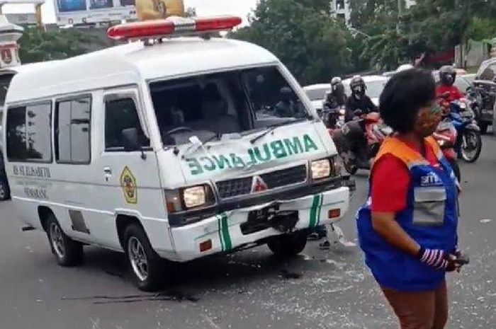 Kondisi ambulans yang terlibat kecelakaan dengan Honda BeAT yang dibawa emak-emak