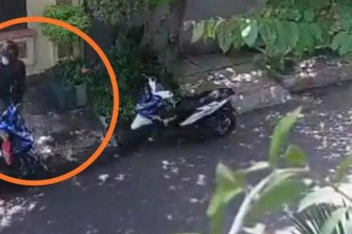 Rekaman CCTV dua pelaku curanmor pura-pura menjadi pengendara ojol dan penumpang di Jalan Agung Utara 12, Sunter Agung, Tanjung Priok, Jakarta Utara, Rabu (20/1/2021) 