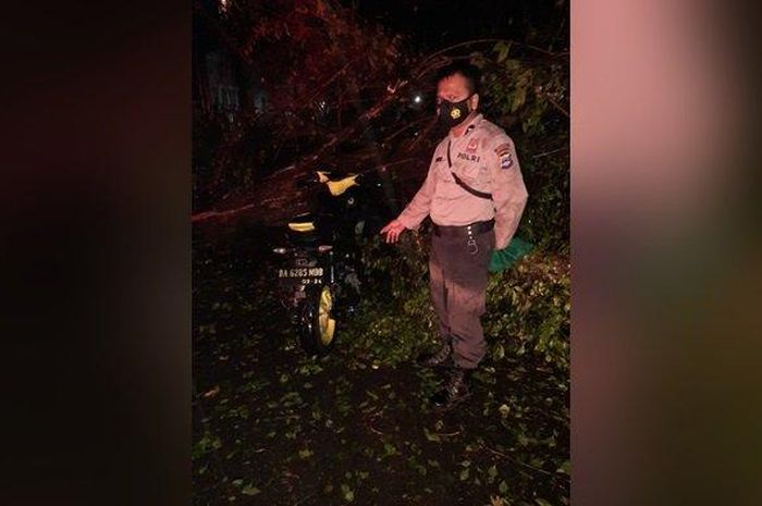 Yamaha Aerox 155 rontok bodi depan usai tertimpa pohon di Jl Kutilang, Komet, Banjarbaru, Kalimantan Selatan