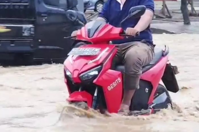 Ilustrasi Motor listrik  saat melewati banjir