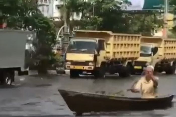 truk di Banjarmasin harus berjalan berdampingan dengan perahu