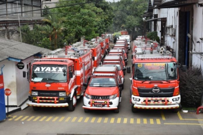 Mobil pemadam kebakaran dengan merek Ayaxx yang diproduksi oleh PT Pundarika Atma Semesta
