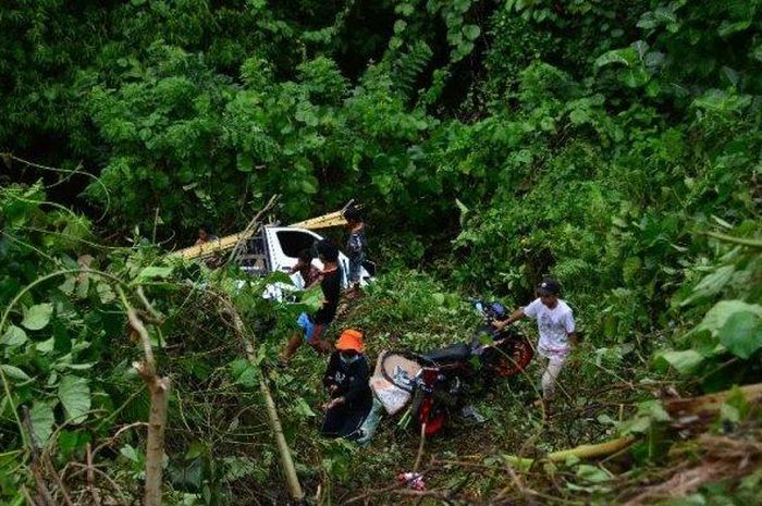 Daihatsu Gran Max PLN gelimpang ke jurang sedalam 20 meter bersama Honda Sonic yang melaju papasan di Mamuju